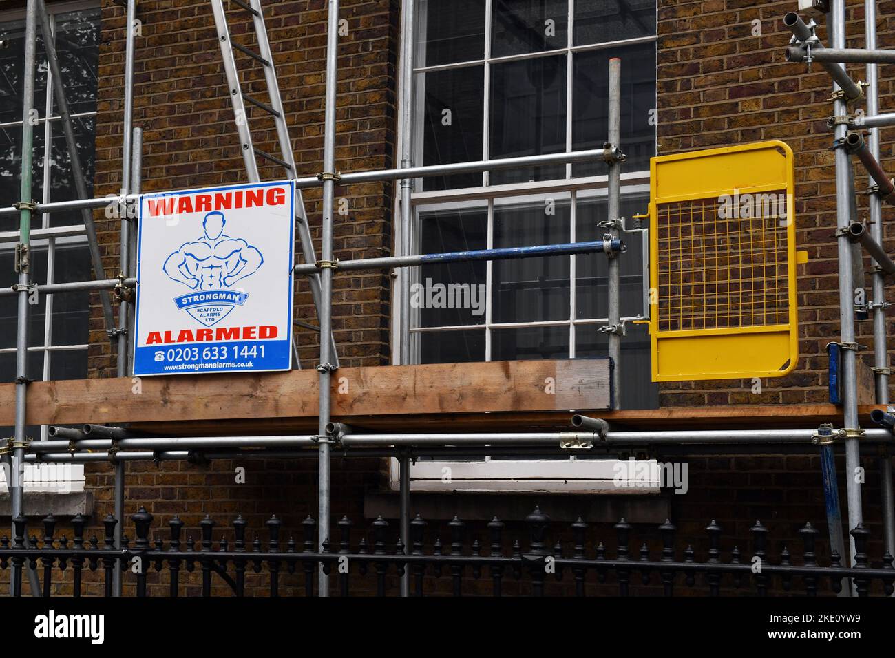 Gerüste stehen unter Alarmbereitschaft in einem Gebäude in London - England Stockfoto