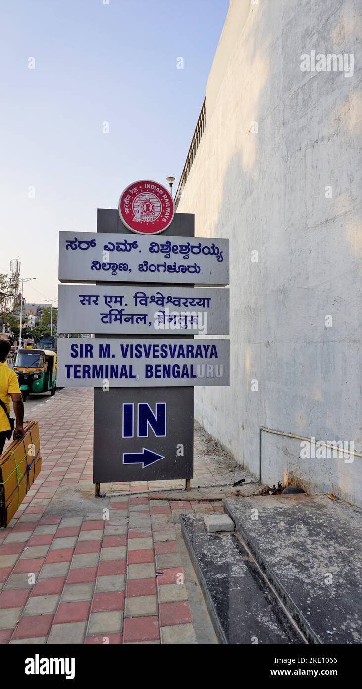 Bangalore, Karnataka, Indien-Oktober 26 2022: Eingang mit Schild von Sir M Visvesvaraya Terminal SMVB ist indischen Bahnhof in befindet sich i Stockfoto