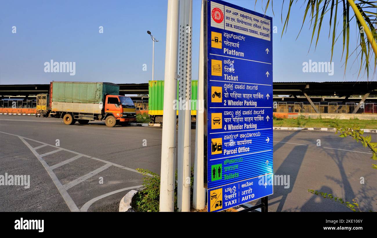 Bangalore, Karnataka, Indien-Oktober 26 2022: Eingang mit Schild von Sir M Visvesvaraya Terminal SMVB ist indischen Bahnhof in befindet sich i Stockfoto