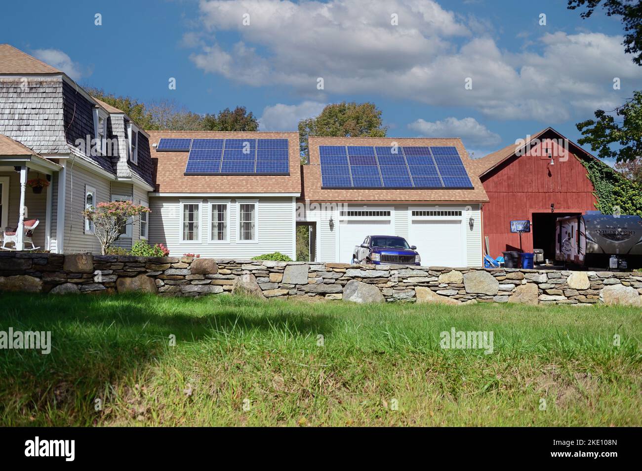 South Woodstock, Connecticut, USA. Sonnenkollektoren, die auf dem Dach einer Garage und einer Breezeway-Struktur in einem ländlichen Haus installiert sind. Stockfoto