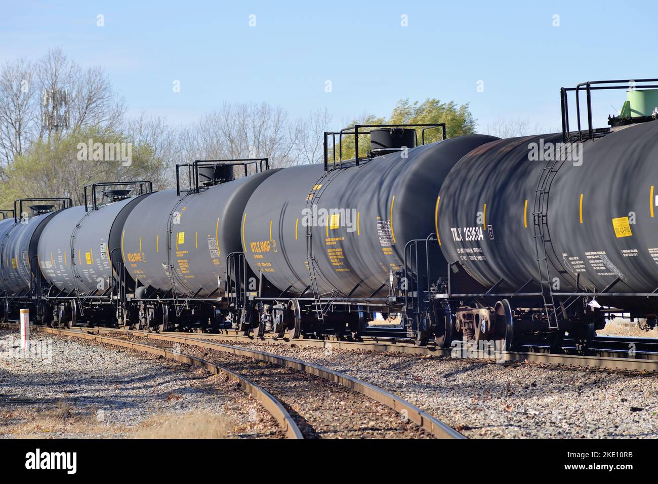 Griffith, Indiana, USA. Ein Güterzug, der aus Tankwagen besteht, die durch eine Diamantüberquerung von zwei Unterabteilungen der Canadian National Railway fahren. Stockfoto