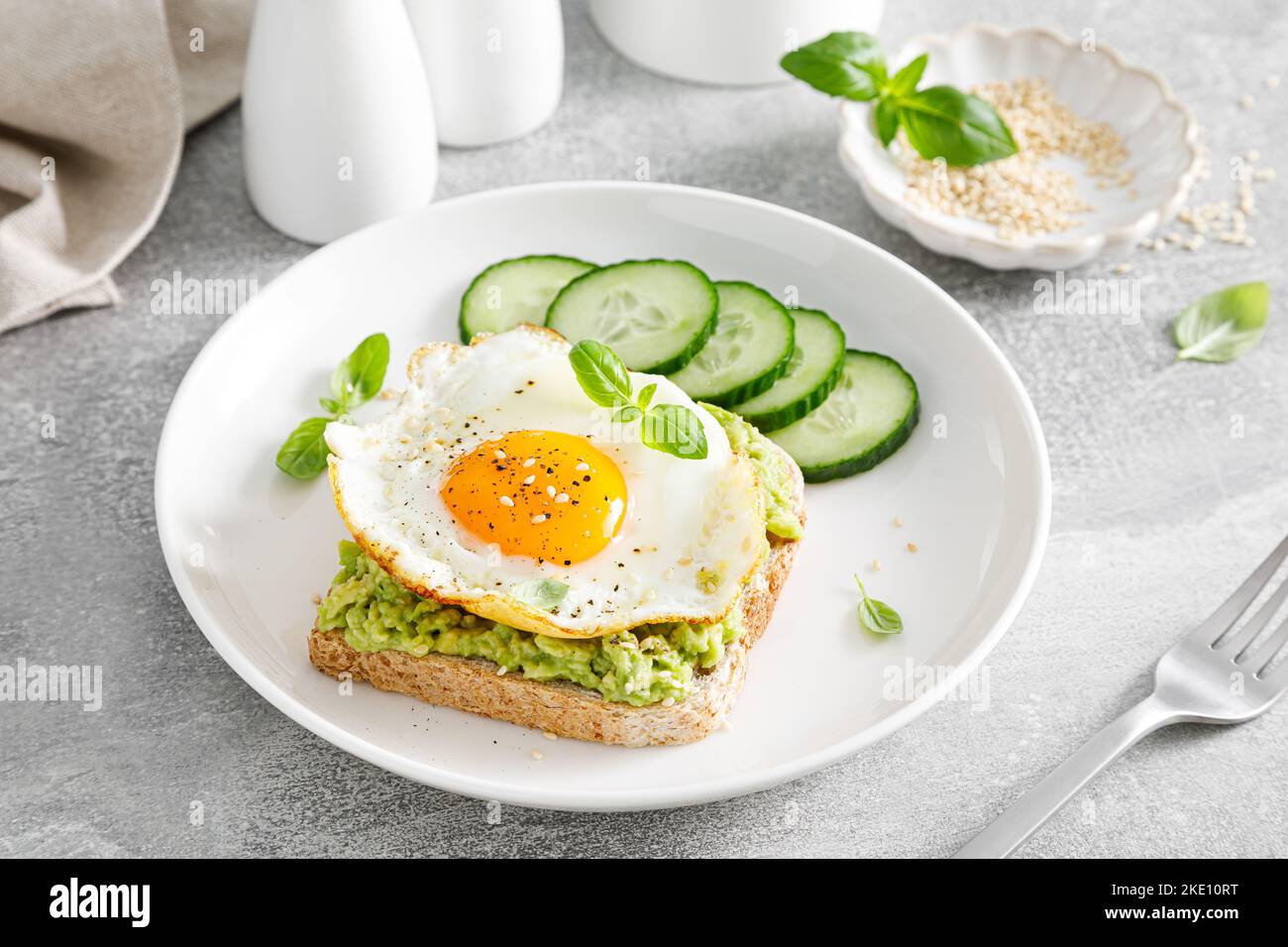 Avocado Toast mit Spiegelei zum Frühstück, gesunde Lebensmittel Stockfoto