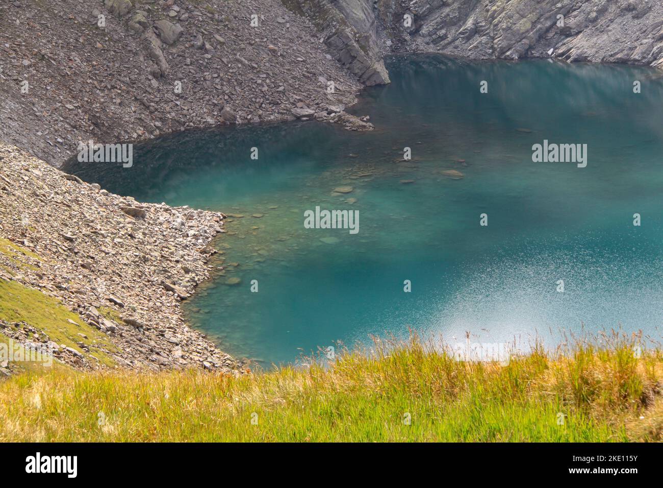 Tiefblauer und klarer Bergsee mit schöner Form in Tessin, Schweiz. Stockfoto