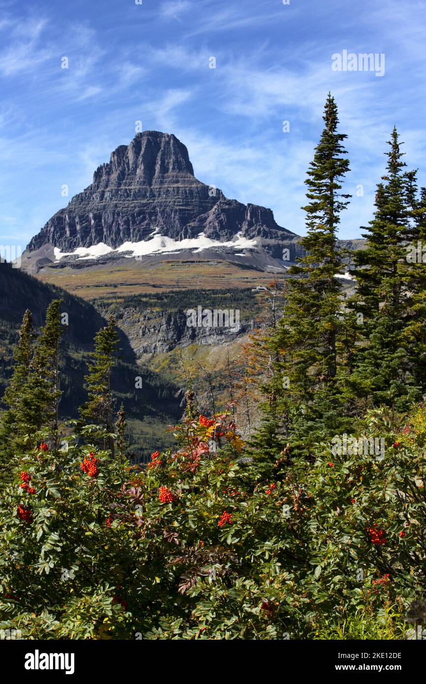 Die Schönheit des Reynolds Mountain zeigt die malerische Landschaft der Rocky Mountains im Herbst entlang der Sun Road im Glacier National Park, Montana, USA Stockfoto