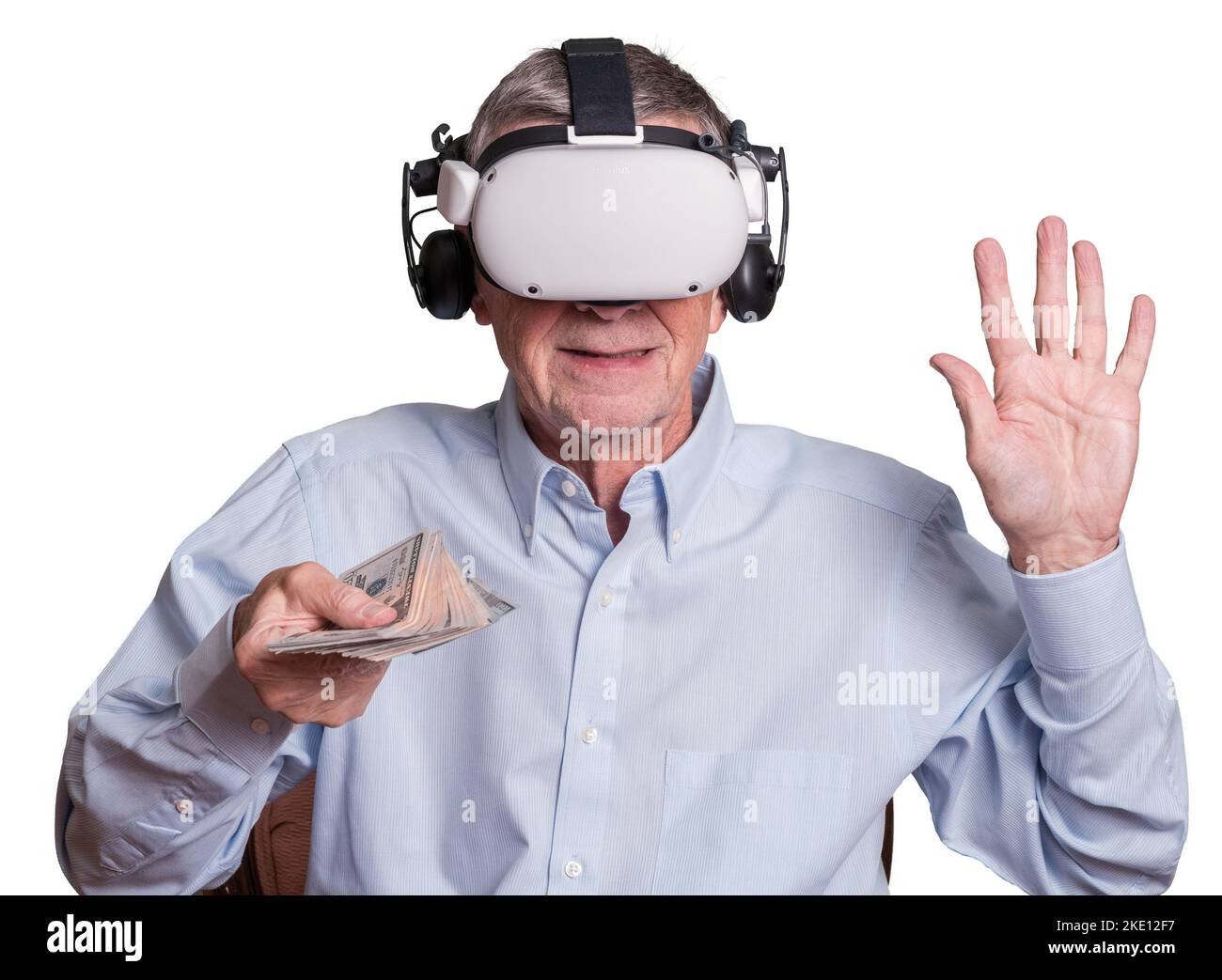 Isolierte Cyberkriminalität: Ältere Erwachsene zahlen bar, während sie ein Virtual-Reality-Headset tragen Stockfoto