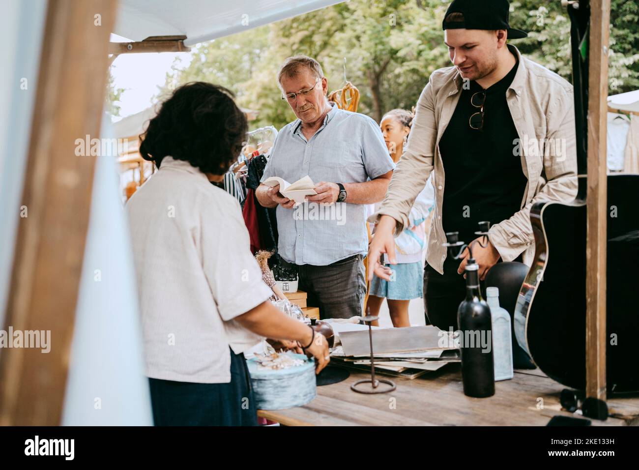 Kunden, die Produkte kaufen, während sie auf dem Flohmarkt einkaufen Stockfoto