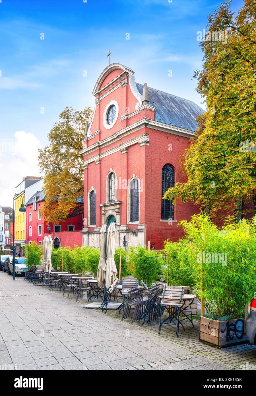 Das Humboldt Haus (rotes Haus) ist ein internationaler Treffpunkt in Aachen Stockfoto
