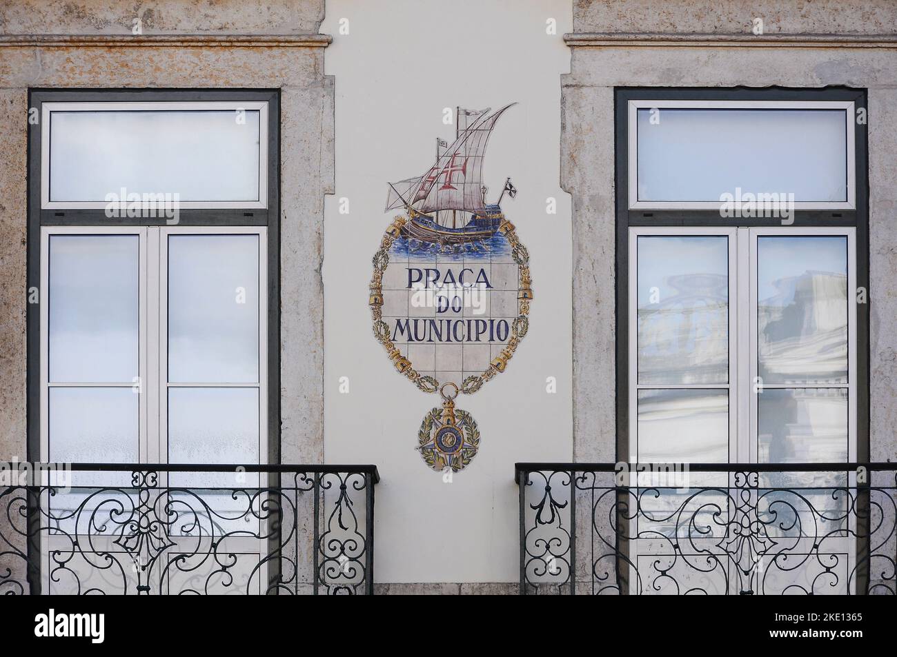 Keramikplatte mit einem nautischen Motiv, das den Namen des Stadtplatzes in Lissabon angibt Stockfoto