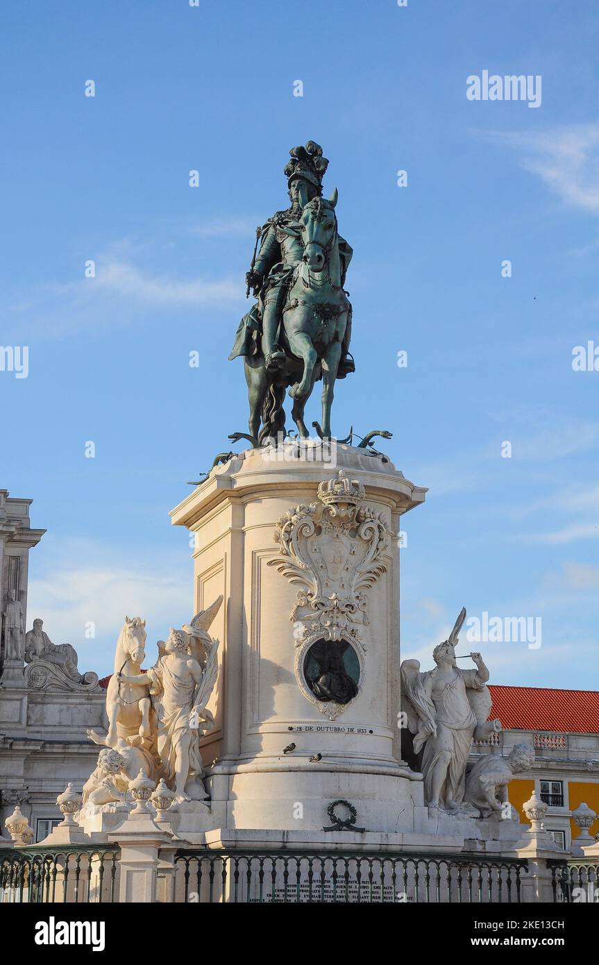 Majestätische Reiterstatue von König Joao I. auf Lissabons Plaza del Comercio Stockfoto