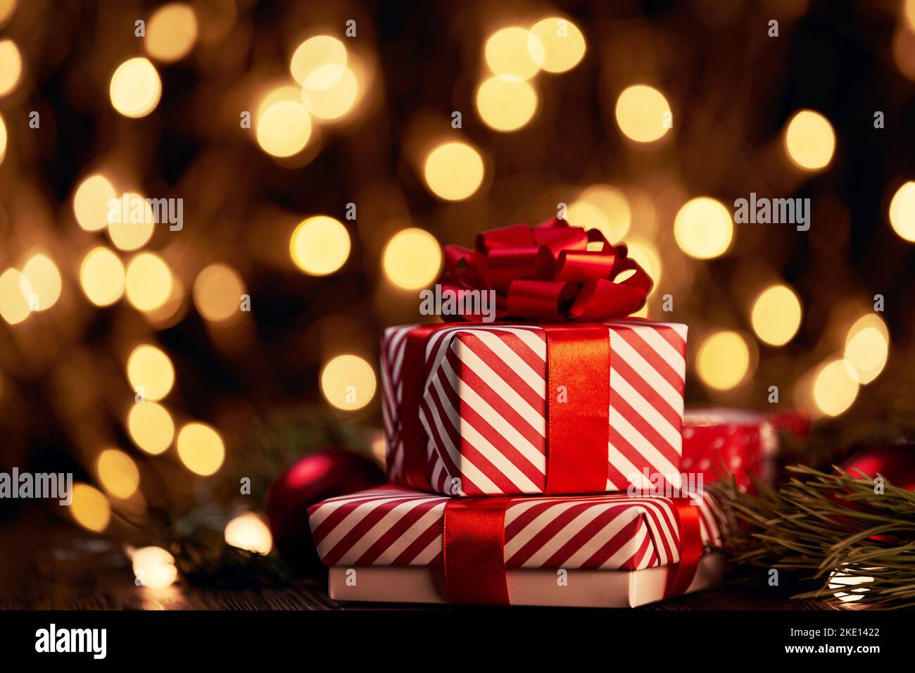 Boxen mit Weihnachtsgeschenken auf festlichem Hintergrund. Stockfoto