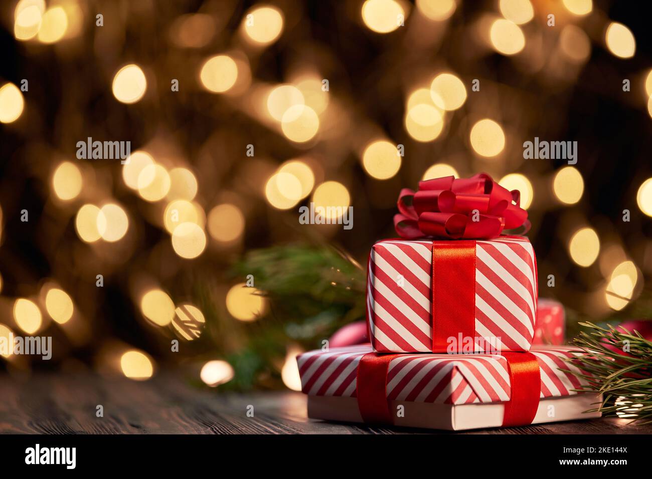weihnachtsgeschenkschachteln auf festlichem Hintergrund. Stockfoto