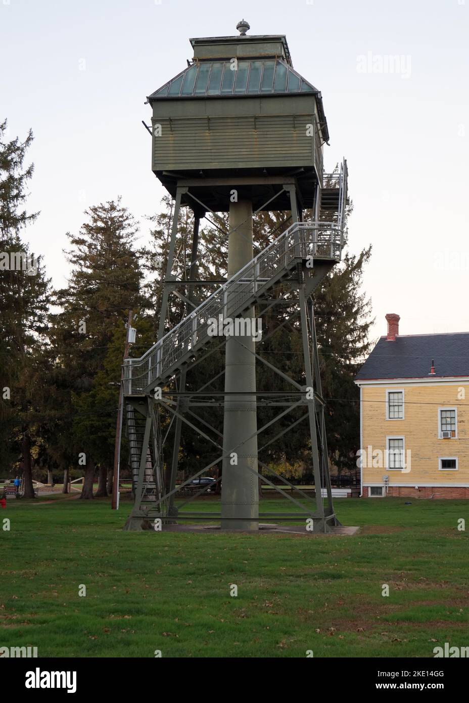 Eastern Fire Control Tower im Fort Mott State Park, Blick auf Sonnenuntergang, Pennsville Township, NJ, USA Stockfoto