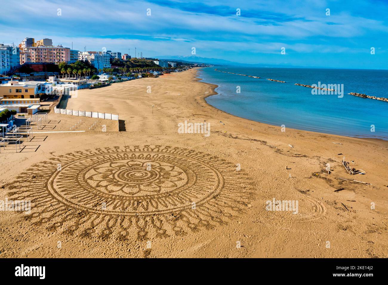 Mandala am Strand von Landkünstler Agostino Senese, Termoli, Italien Stockfoto