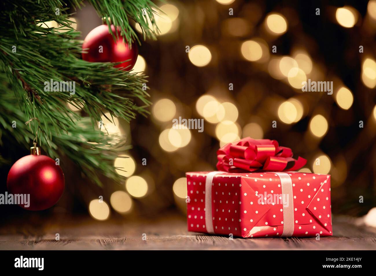 Rote Weihnachtsbox auf festlichem Hintergrund. Stockfoto