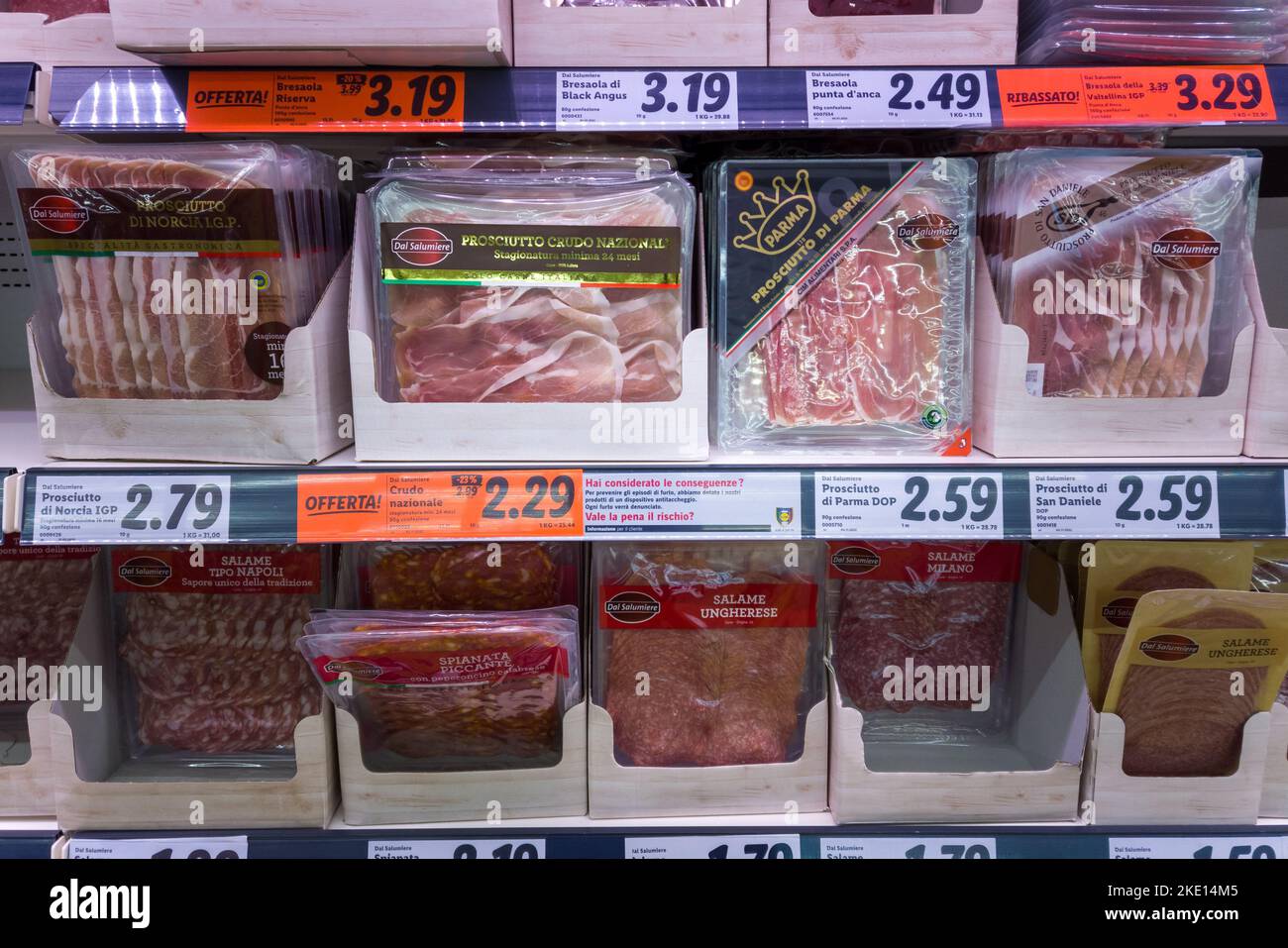 Fossano, Italien - 09. November 2022: Schinken und Salami aus Parma in transparenten Kunststoffverpackungen im italienischen Supermarktregal geschnitten Stockfoto