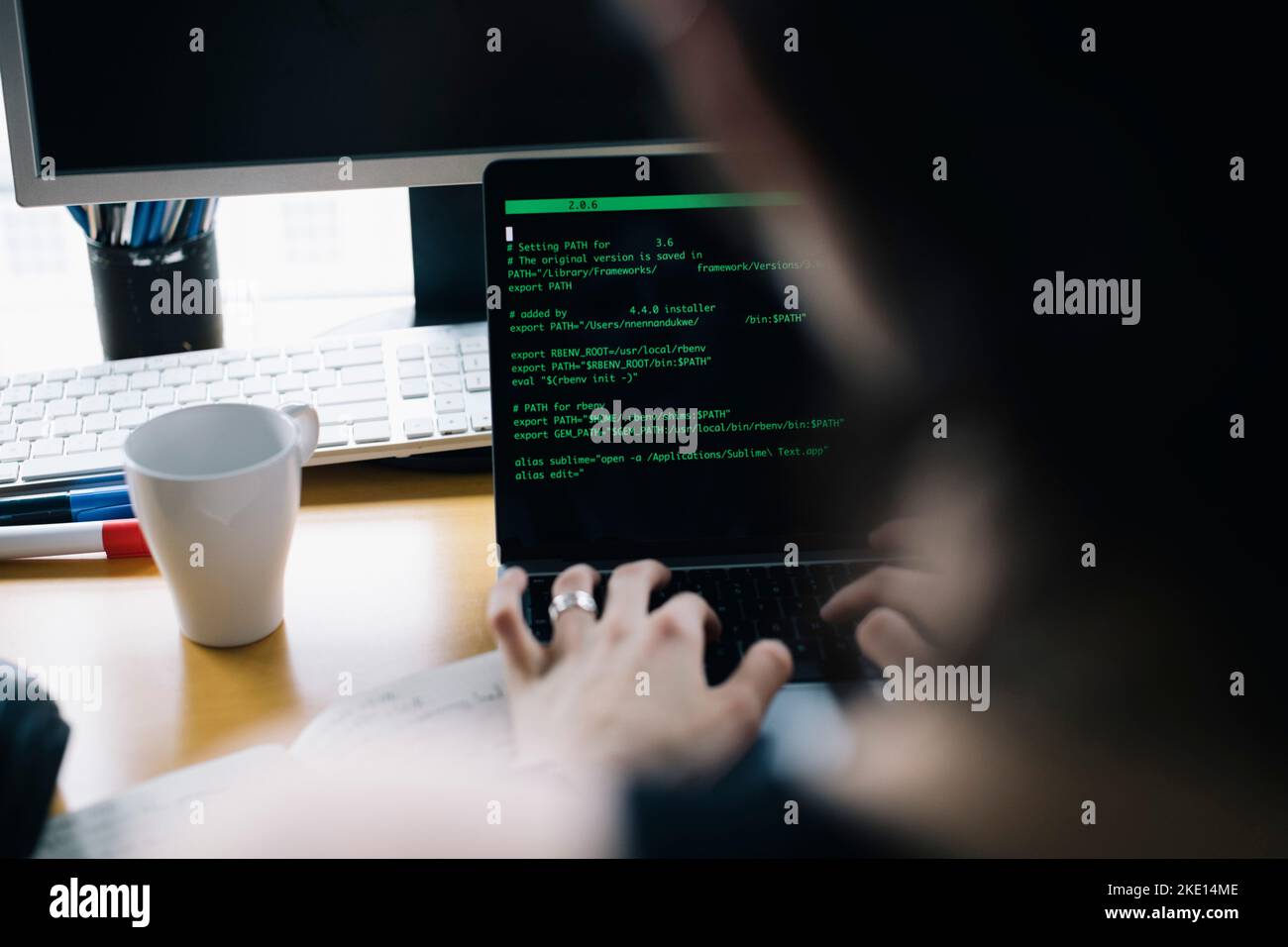 Zugeschnittenes Bild eines Computerprogrammierers, der während der Arbeit im Büro über einen Laptop kodiert Stockfoto
