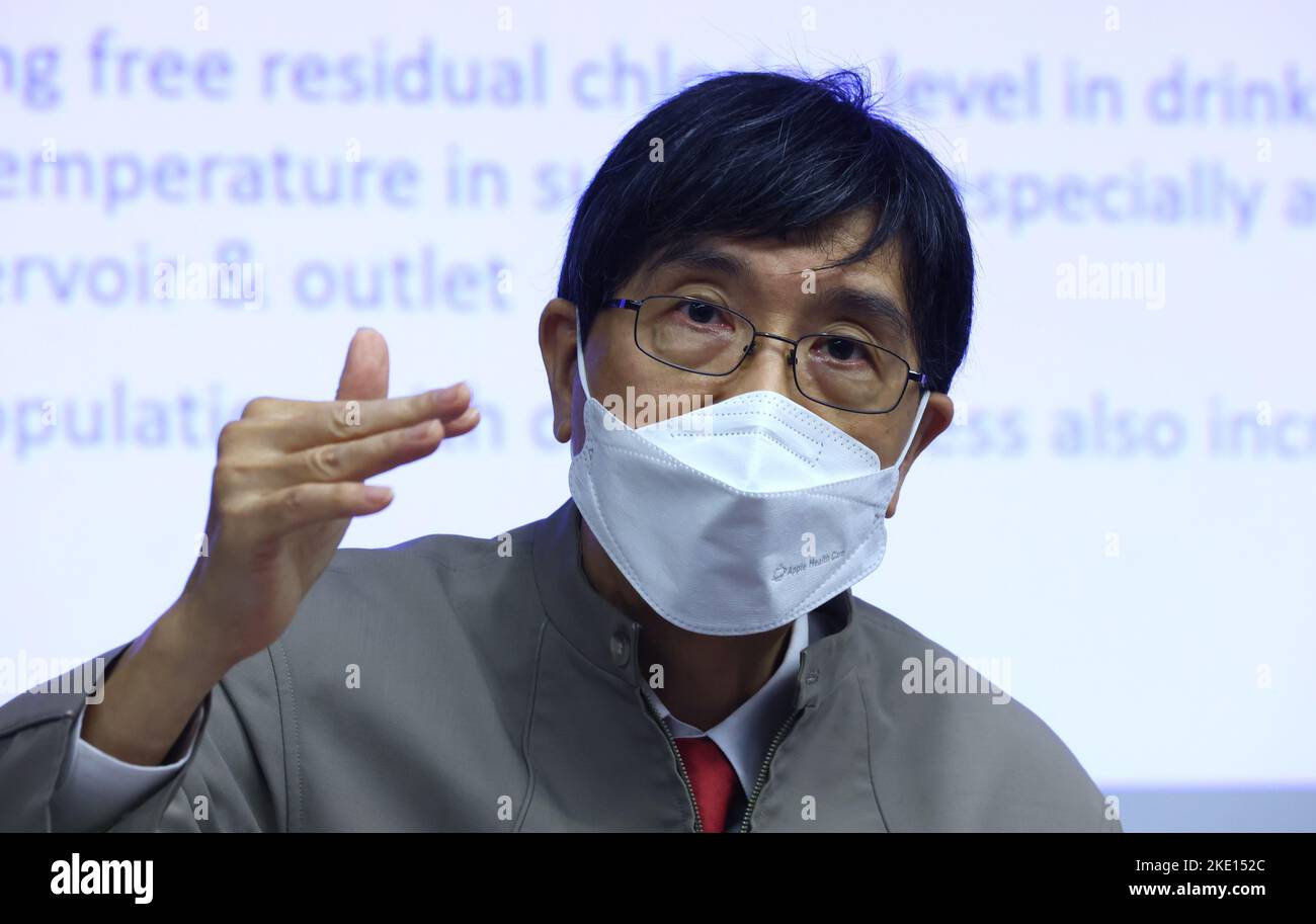 Professor Yuen Kwok-yung, Vorsitzende der Abteilung für Mikrobiologie der Universität Hongkong, berichtete auf einer Pressekonferenz über den Stand der Untersuchung von Melioidose-Infektionsfällen im Sham Shui Po District. Zentrum für Gesundheitsschutz, Mong Kok. 03NOV22. SCMP/Dickson Lee Stockfoto