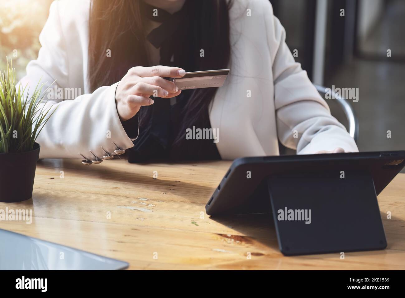Asiatische junge Frau mit einem Tablet und Kreditkarte für Online-Shopping Stockfoto