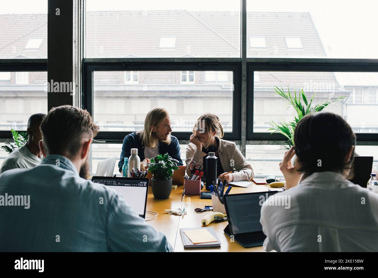 Multirassische Geschäftskollegen, die eine Strategie am Schreibtisch in einem neuen Büro planen Stockfoto