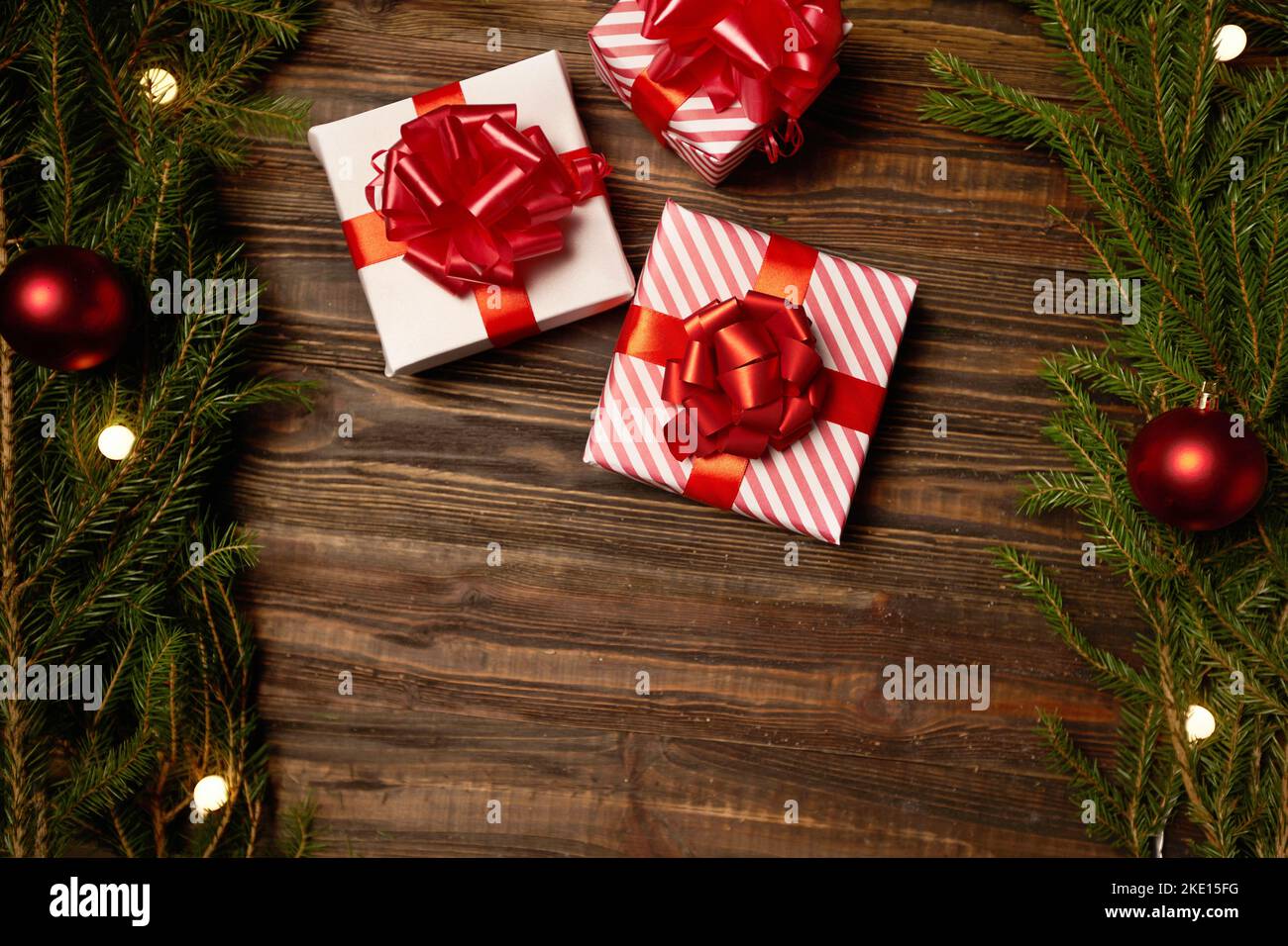 Drei Weihnachtskisten auf einem Holzhintergrund. Foto mit einem Kopierraum. Stockfoto