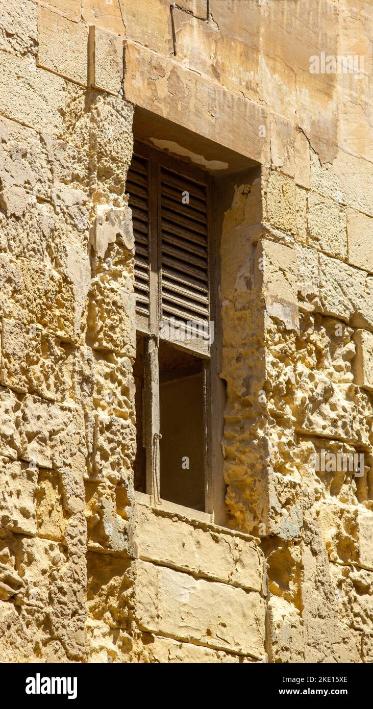 Eine vertikale Aufnahme des Gebäudes in der St Paul Street, Valletta Stockfoto