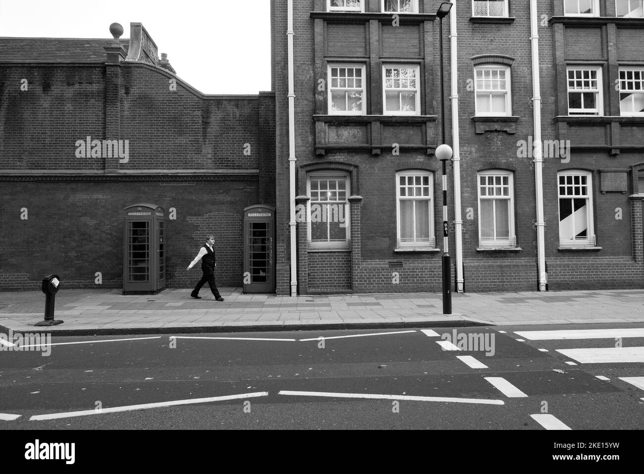 Britischer Student in den Straßen von Knightsbrigde Stockfoto