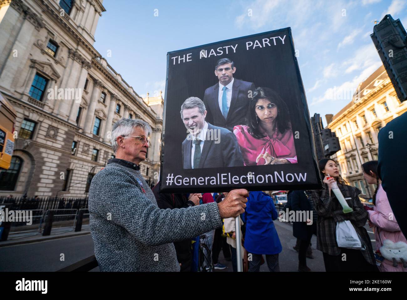 London, Großbritannien. 9. November 2022. Eine Anti-Regierung hält vor dem parlament Schilder mit Bildern von Rishi Sunak, Suella Braverman und Gavin Williamson, die nach Mobbing-Allegaitonen und der Forderung nach einer Parlamentswahl zurückgetreten sind. Kredit: amer ghazzal/Alamy Live Nachrichten Stockfoto
