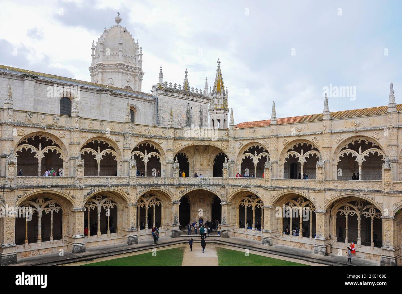 Dekorierte Arkaden im Kloster Jerónimos (Mosteiro dos Jerónimos) in Lissabon Stockfoto