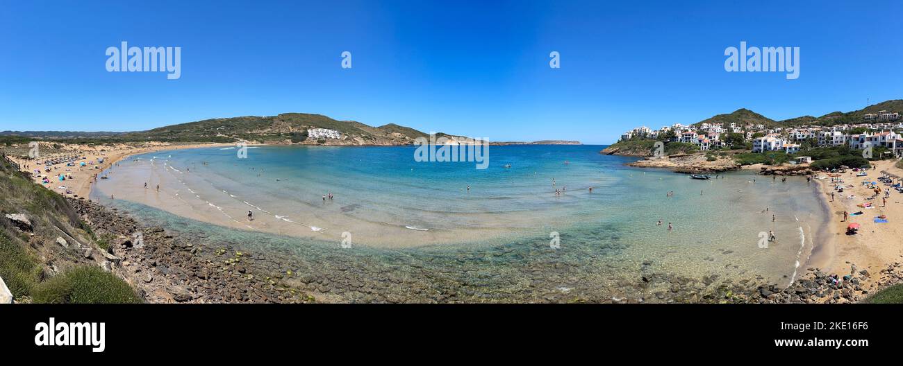 Panoramablick auf cala Tirant an einem Sommertag mit Touristen Baden im mittelmeer, Fornellls Strände, Menorca, Balearen, Spanien Stockfoto