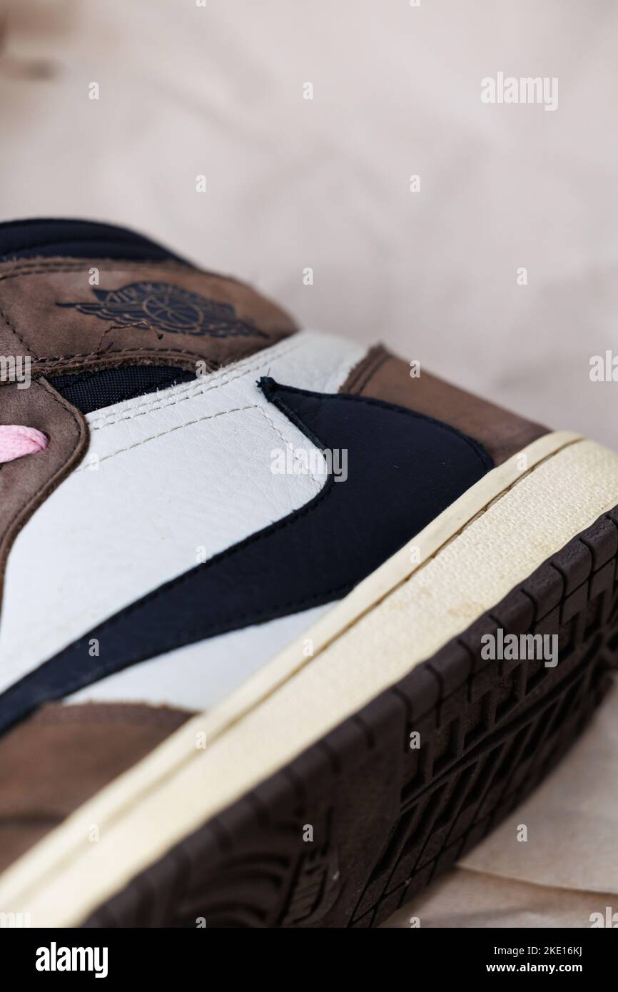 Eine vertikale Nahaufnahme des Nike Air Jordan One Cactus Jack mit zurückkehrtem Nike Swoosh. Stockfoto