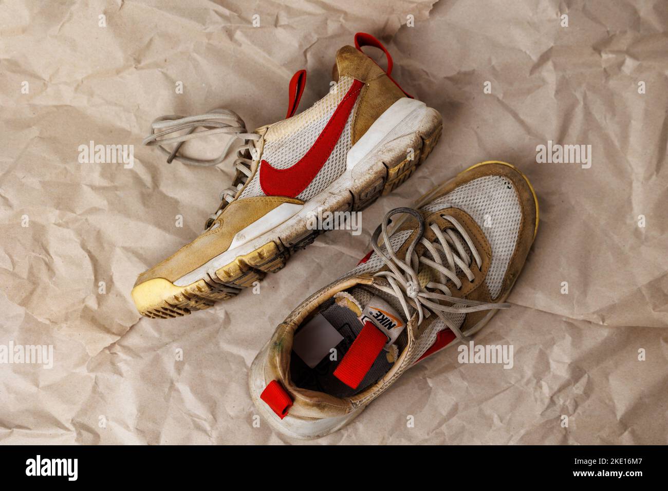 Eine Nahaufnahme abgenutzter Schuhe von neCraft Mars Yard. Tom Sachs x die Firma „The Mars Yard“. Stockfoto