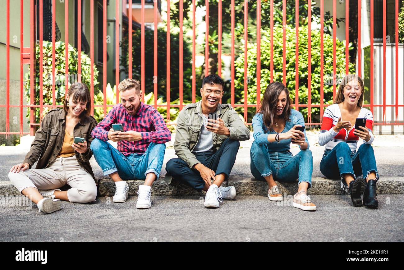 Urban trendy people Group mit Smartphone an der Universität College Straßen - Milenial genz Freunde Leben süchtig nach Handy - Technologie Konz Stockfoto