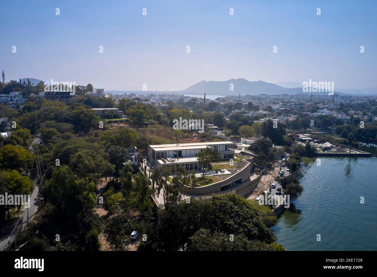 Drohnenansicht. Lake House, Udaipur, Indien. Architekt: Matra Architects , 2020. Stockfoto