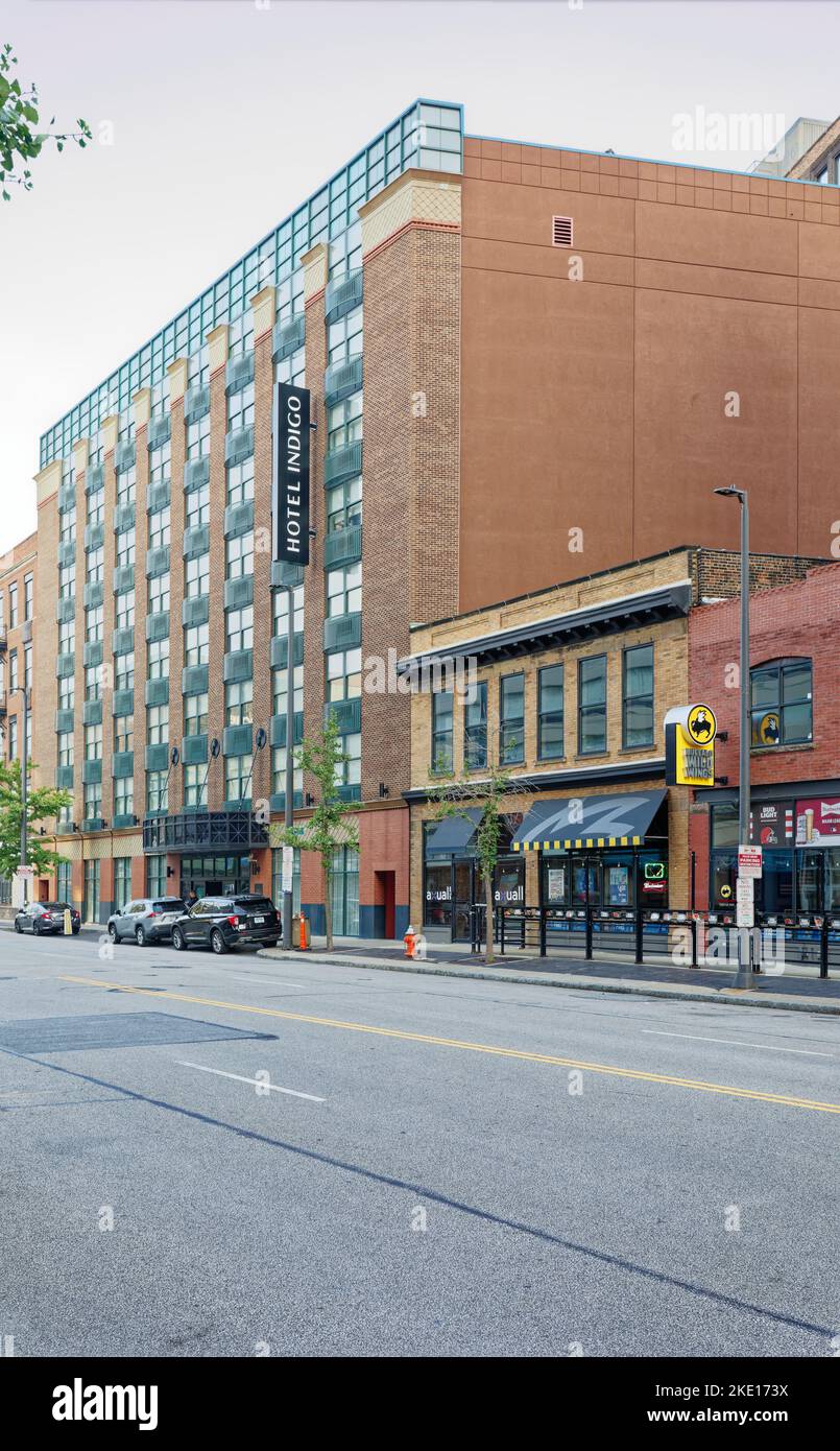 Das Hotel Indigo Cleveland Downtown, das ehemalige Radisson Hotel Cleveland Gateway, liegt gegenüber der Sportarena Rocket Mortgage Fieldhouse. Stockfoto