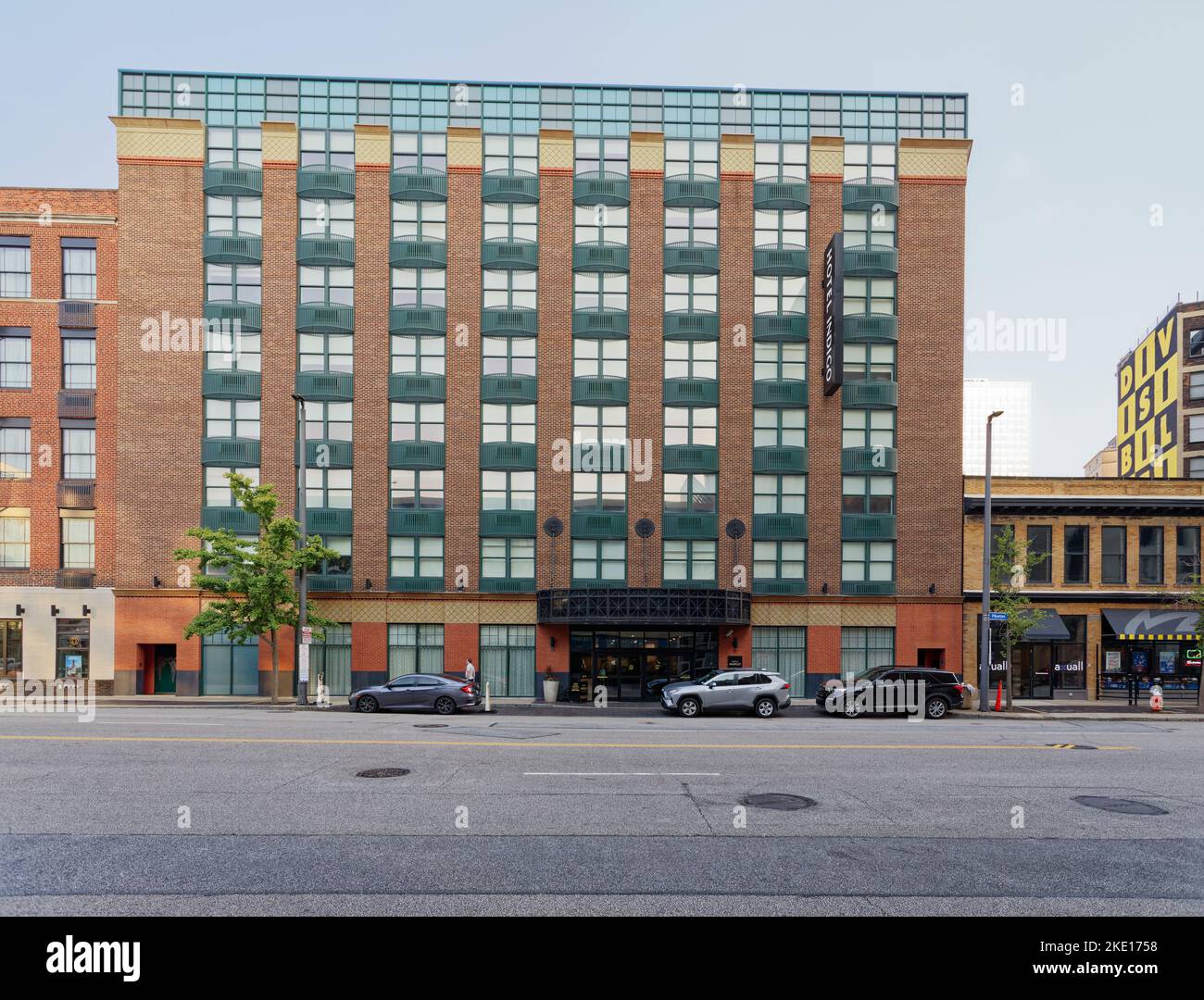 Das Hotel Indigo Cleveland Downtown, das ehemalige Radisson Hotel Cleveland Gateway, liegt gegenüber der Sportarena Rocket Mortgage Fieldhouse. Stockfoto