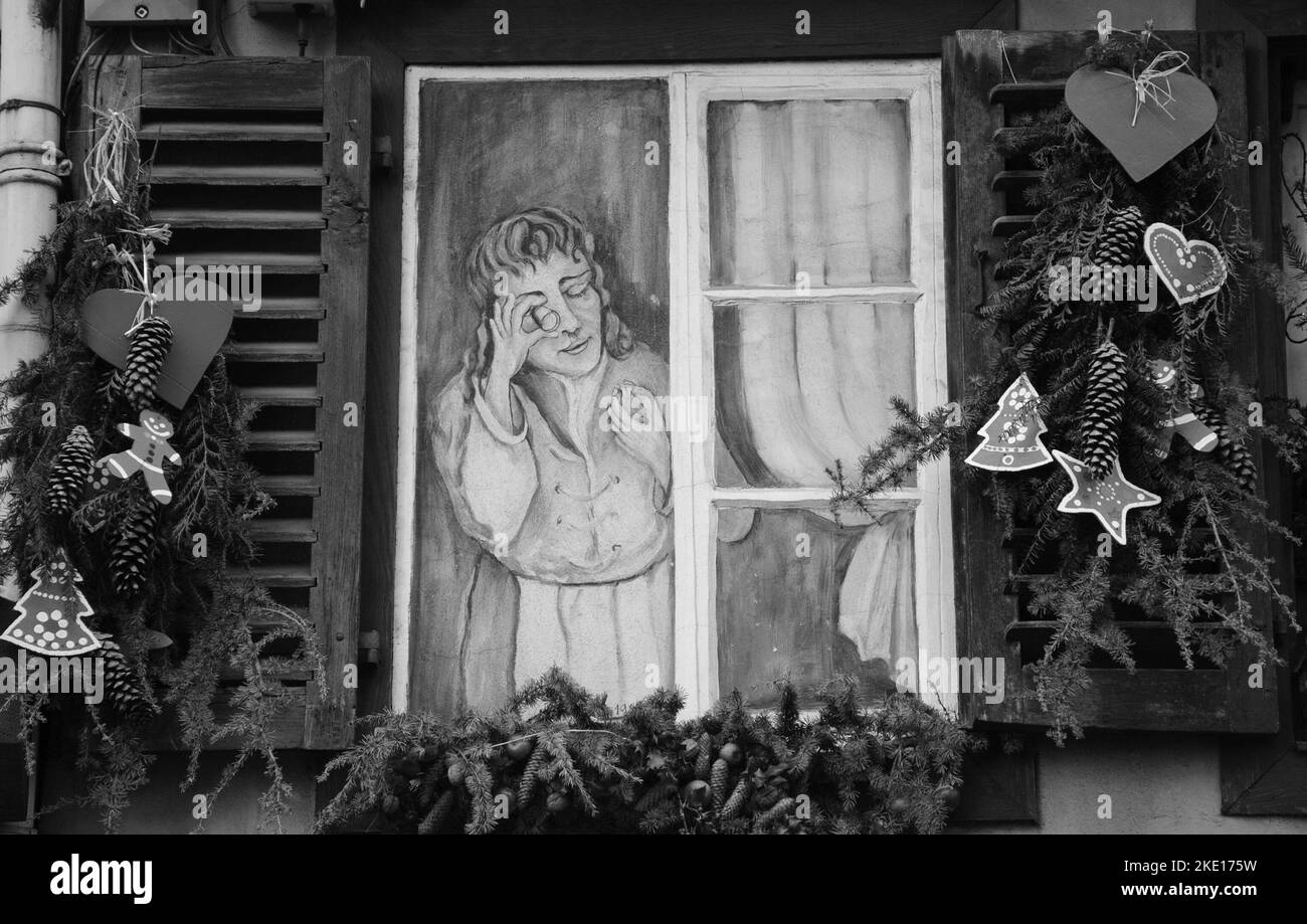 SELESTAT, FRANKREICH - 20. DEZEMBER 2015: Weihnachtliche Dekoration der Häuser in Selestat. Selestat mit seinen schönen bemalten Häusern liegt im Elsass. Stockfoto