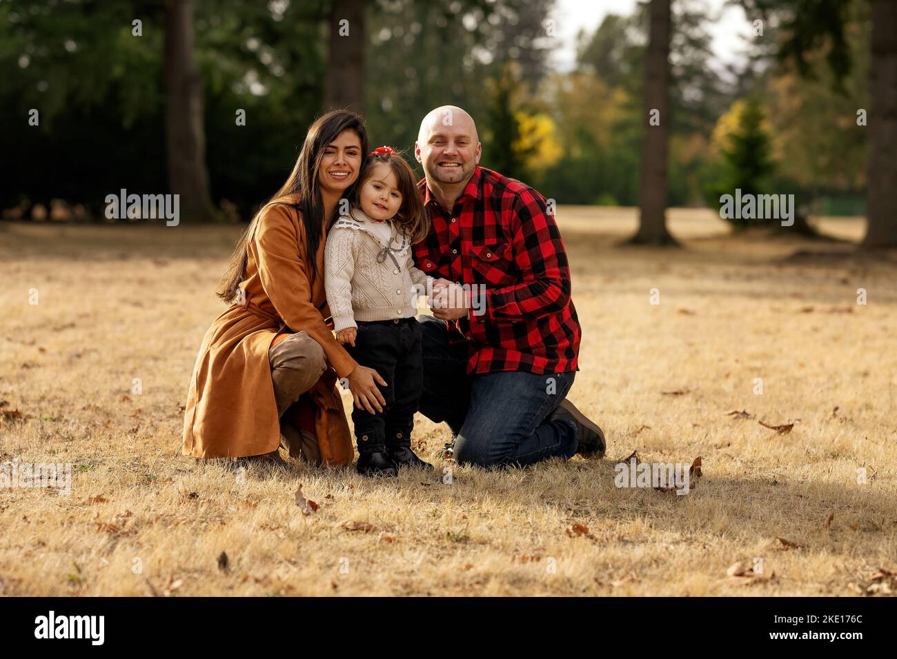 Ein liebevolles multiethnisches Paar, ein kaukasischer Mann und eine lateinische Frau Mitte 30s, die Outdoor-Aktivitäten und wertvolle Zeit mit der Familie genießen und Wi spielen Stockfoto