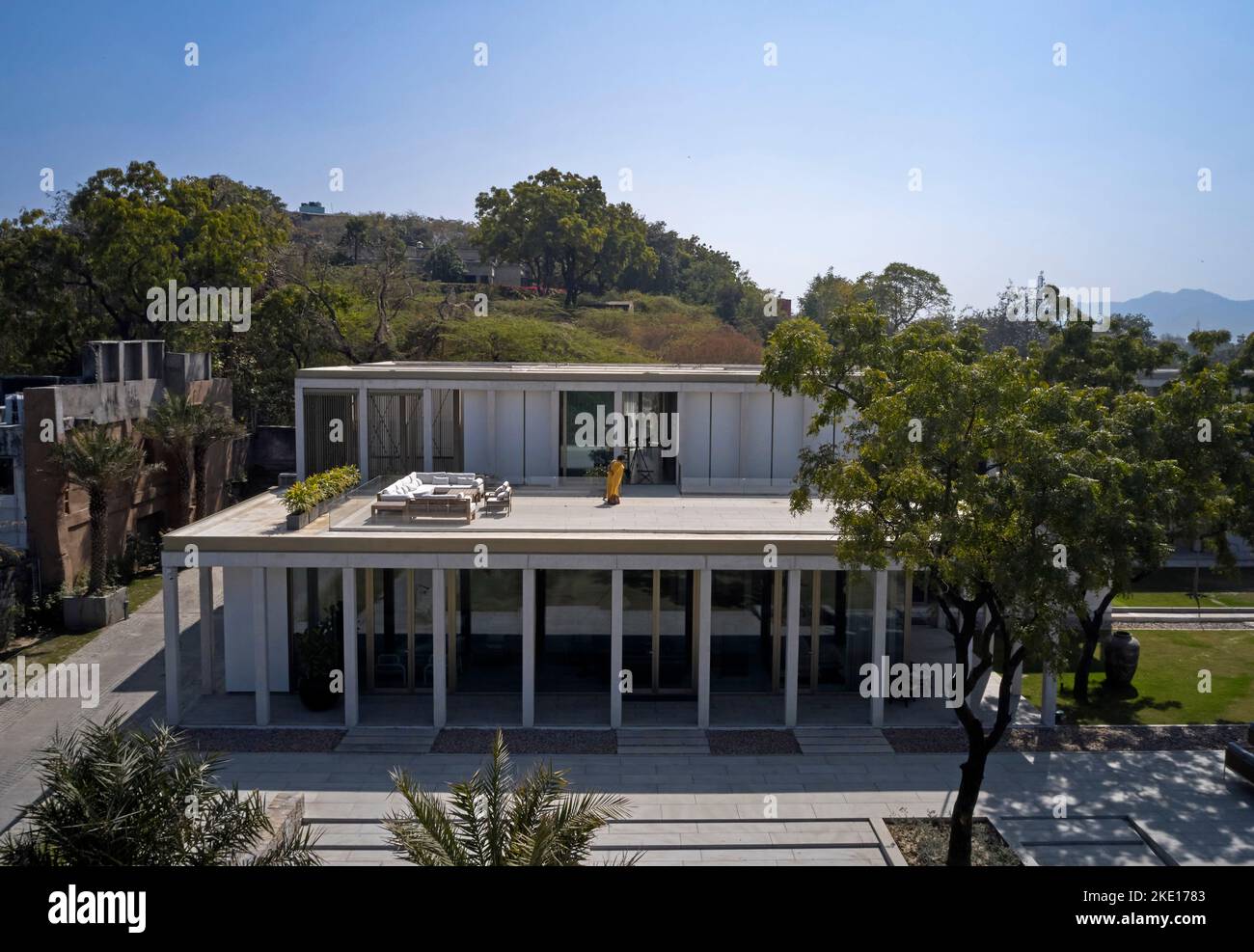 Drohnenansicht. Lake House, Udaipur, Indien. Architekt: Matra Architects , 2020. Stockfoto