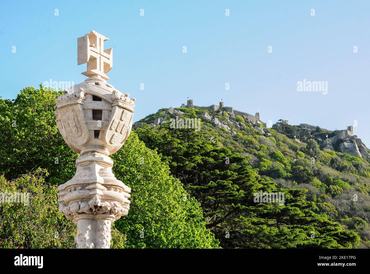 Symbol des Vermächtnisses: Armillarsphärensäule mit dem portugiesischen Kreuz Sintra Stockfoto