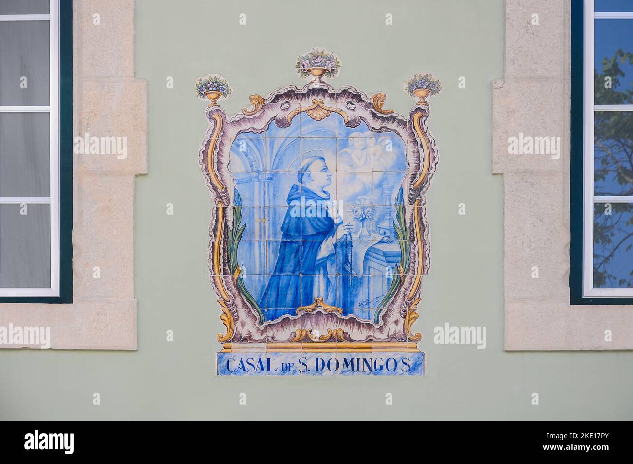 Die Schönheit der dekorativen Künste: Keramikplatte im portugiesischen Stil von Santo Domingo, Sintra Stockfoto