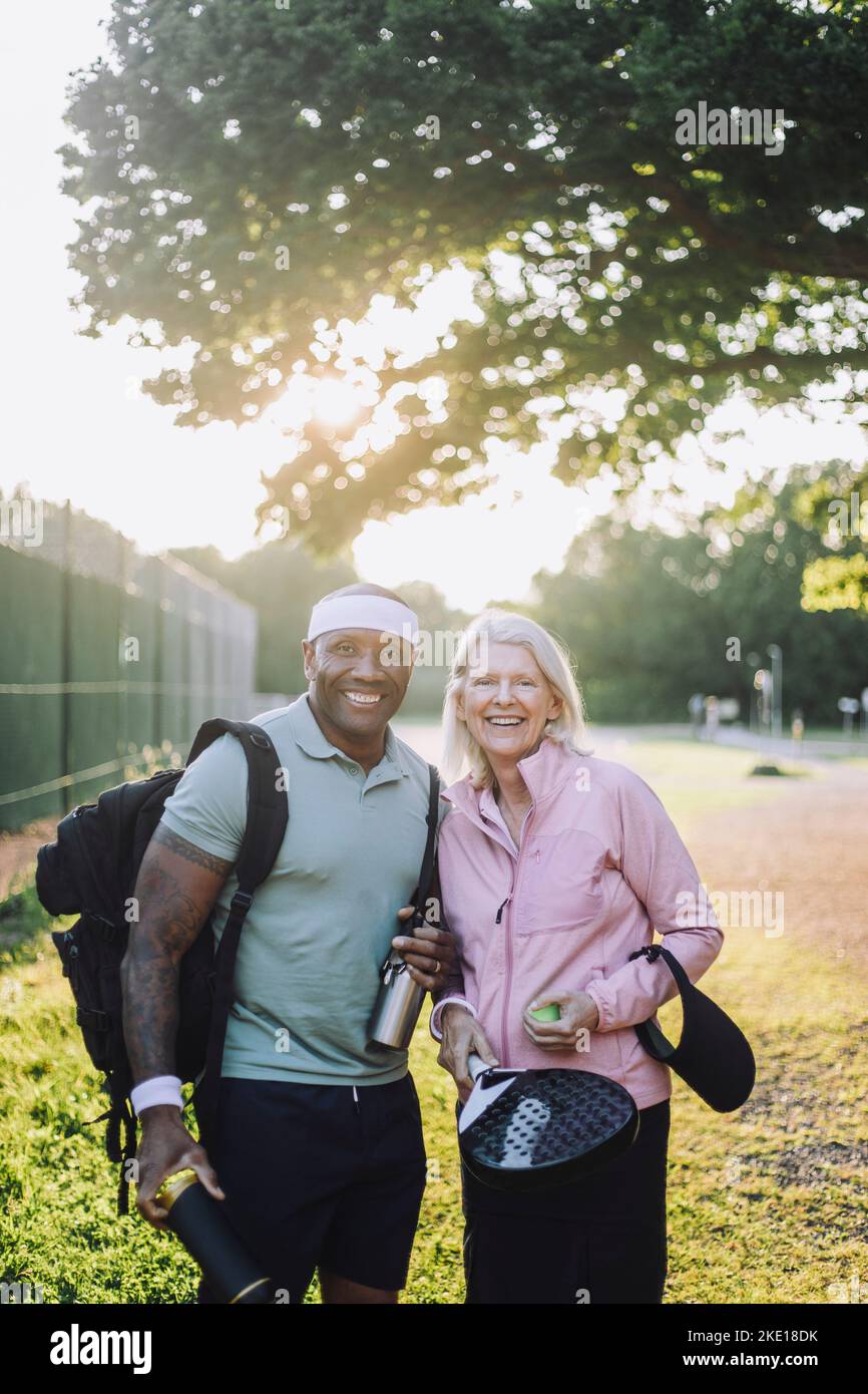 Lächelnde ältere Frau, die mit einem reifen männlichen Freund steht Stockfoto