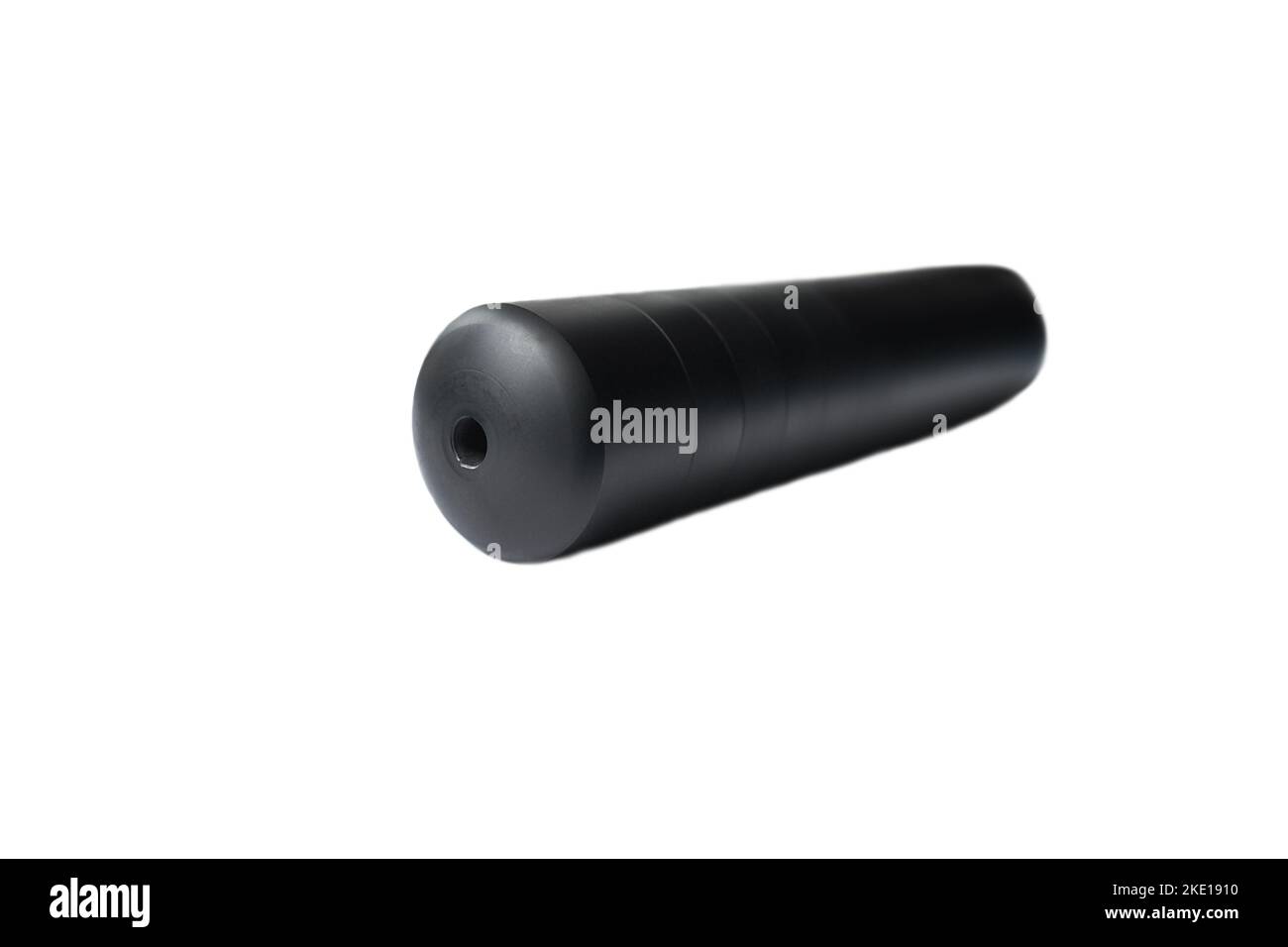 Schwarzer Schalldämpfer für Waffen. Suppressor, der am Ende eines Sturmgewehrs steht. Isolieren auf weißem Hintergrund. Stockfoto