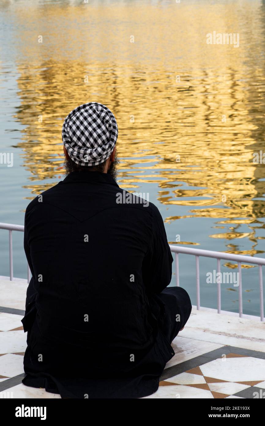 Ein Mann in einem Sikh-Turban gegenüber dem Goldenen Tempel in Amritsar Indien Stockfoto