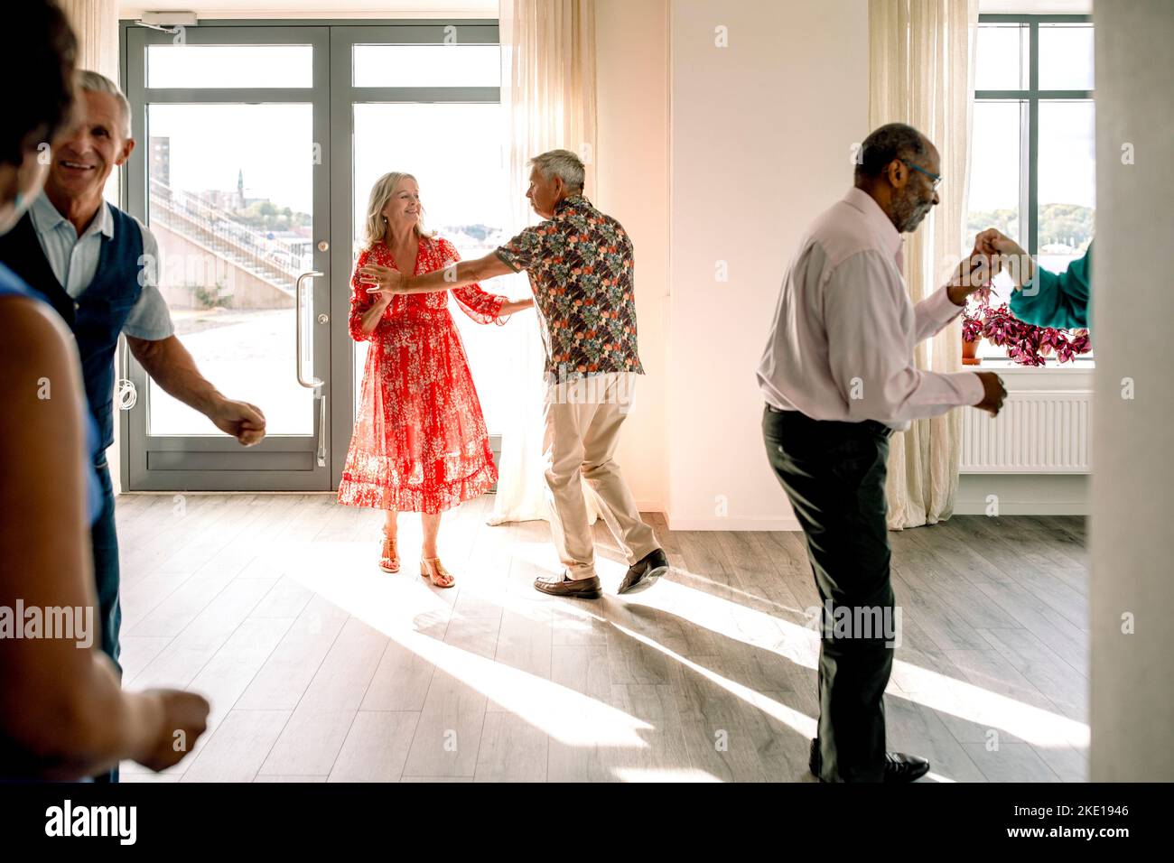 Mehrrassische ältere Paare üben im Unterricht Tanz Stockfoto