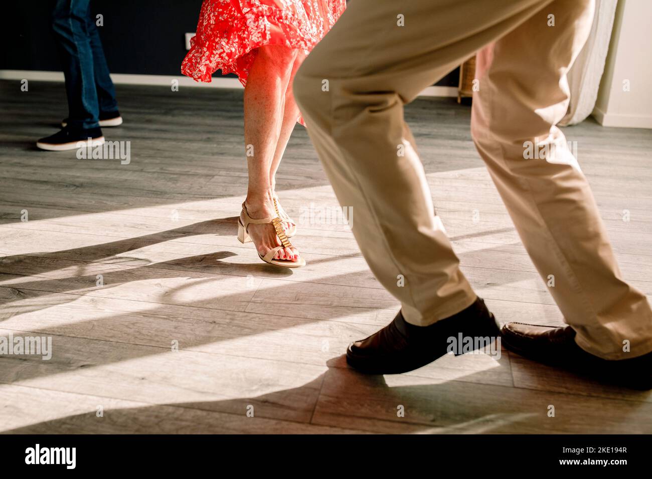 Unterer Teil von älteren Männern und Frauen, die im Unterricht tanzen Stockfoto