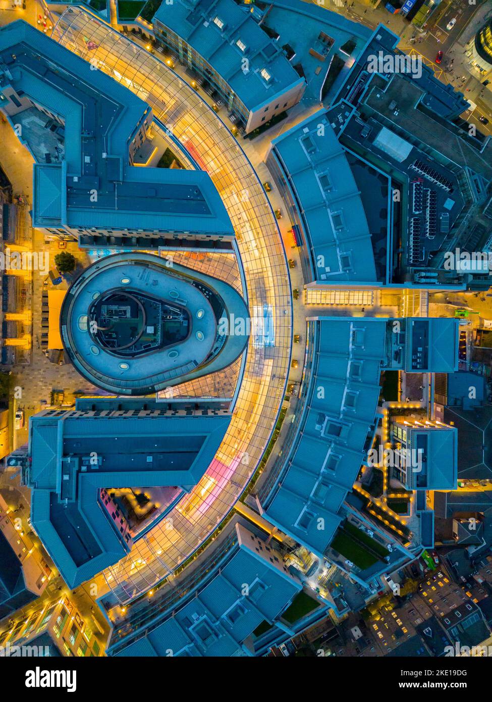 Luftaufnahme von der Drohne in der Dämmerung des neuen St James Quarter Shopping und Wohnsiedlung in Edinburgh, Schottland, Großbritannien Stockfoto