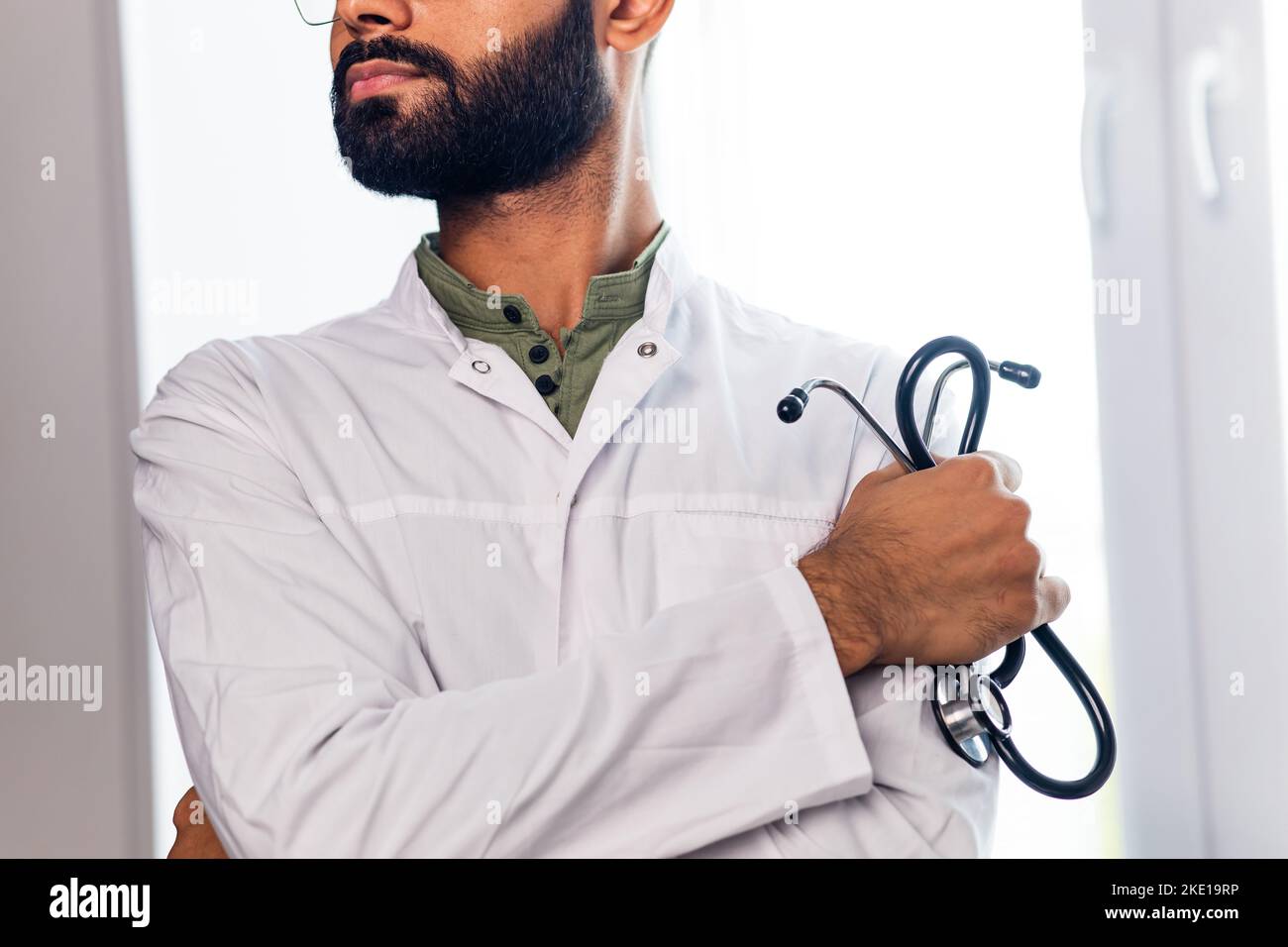 Nicht erkennbarer männlicher Arzt in Uniform und Stethoskop aus nächster Nähe Stockfoto