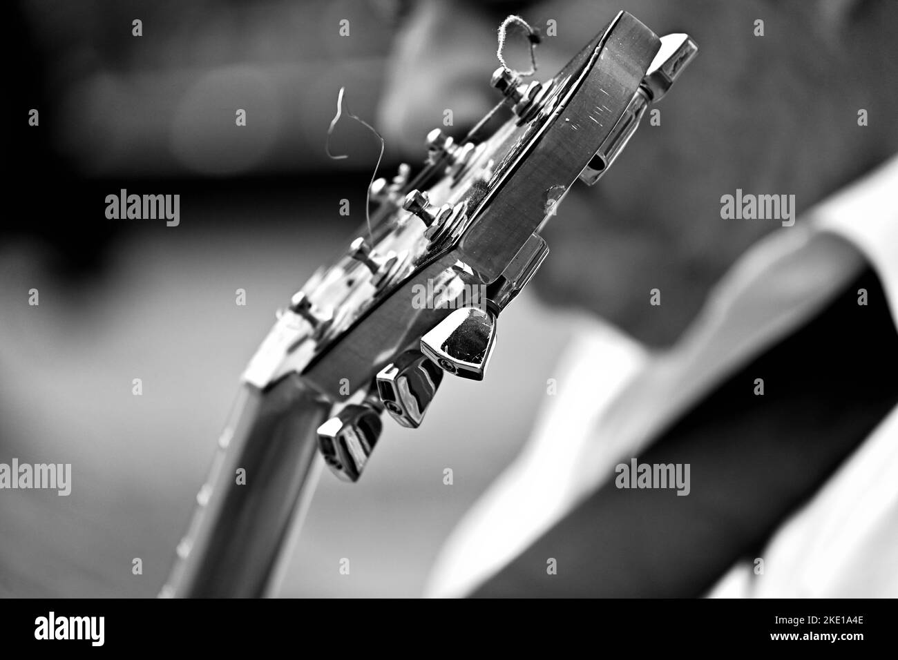 Eine Graustufenaufnahme des oberen Teils der klassischen Gitarre Stockfoto
