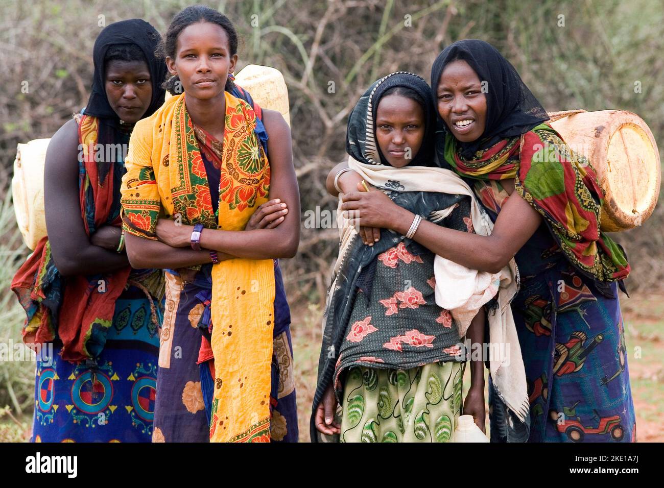 Ethiopie, vrouwen halen Trinkwasser. Frauen holen Trinkwasser in äthiopischer Vvbvanbree-Fotografie Stockfoto