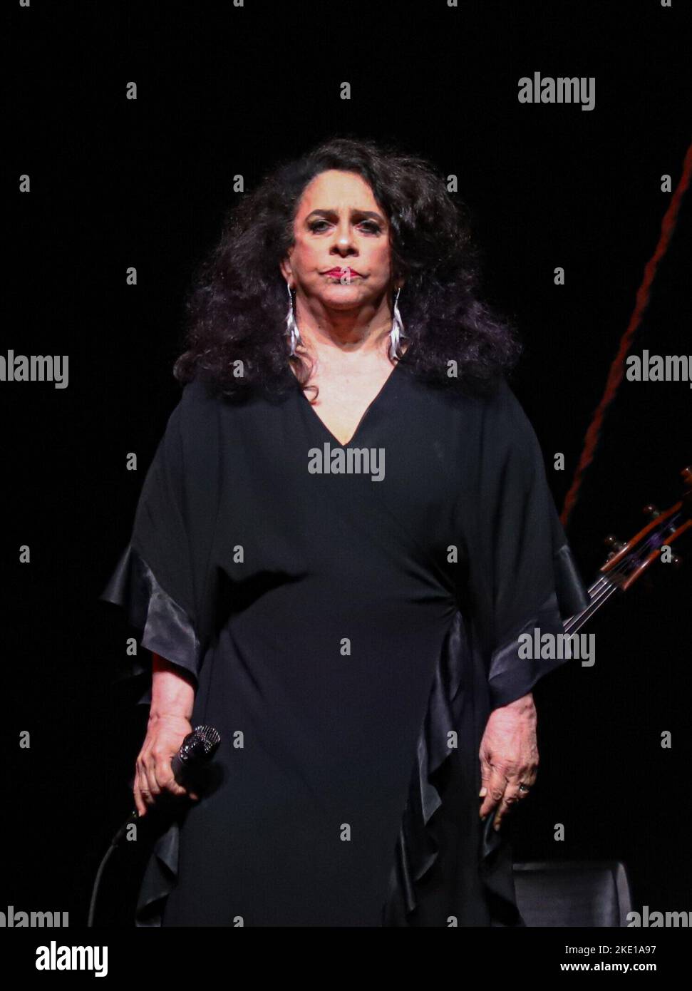 Sao Paulo, Sao Paulo, Brasilien. 9.. November 2022. ARCHIV ***(INT) Archivfotos des verstorbenen brasilianischen Sängerers Gal Costa. 09. November 2022, Sao Paulo, Brasilien: Der brasilianische Sänger Gal Costa während einer Show bei der Einweihung des Pacaembu-Komplexes des temporären Veranstaltungsraums in Sao Paulo. Der 77-jährige Sänger starb am Mittwoch, den 9. November 2022. Laut ihrer Pressestelle erholte sich Gal Costa von der Operation, um einen Klumpen in ihrer rechten Nasenhöhle zu entfernen und musste sich bis Ende dieses Monats von der Bühne fernhalten. Bilder aufgenommen am 30. April 2022.Quelle: Leco Viana/TheNews2 ( Stockfoto